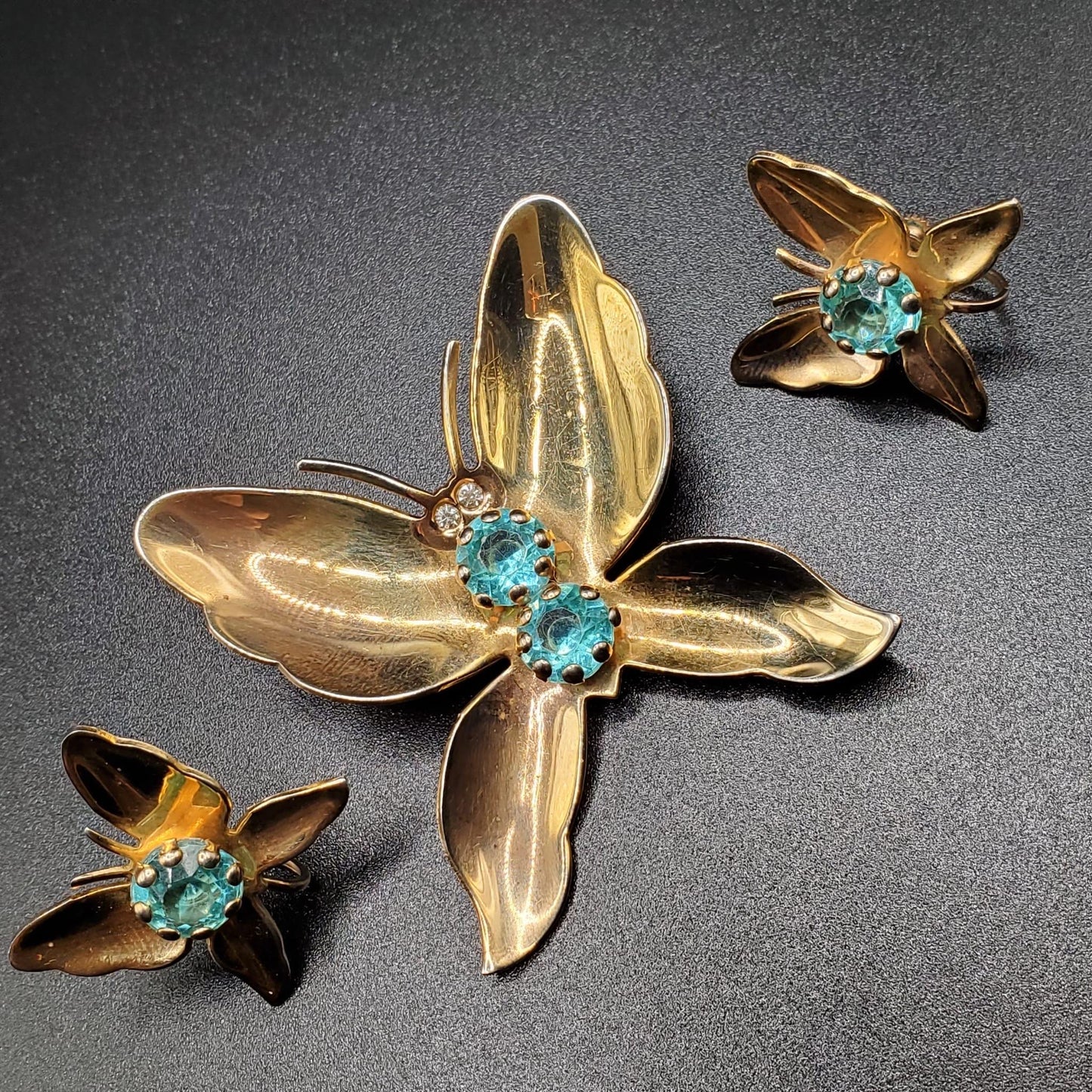 Vintage BUTTERFLY Aqua Blue Rhinestones Gold Tone Brooch Pin And Screw Back Earrings Set