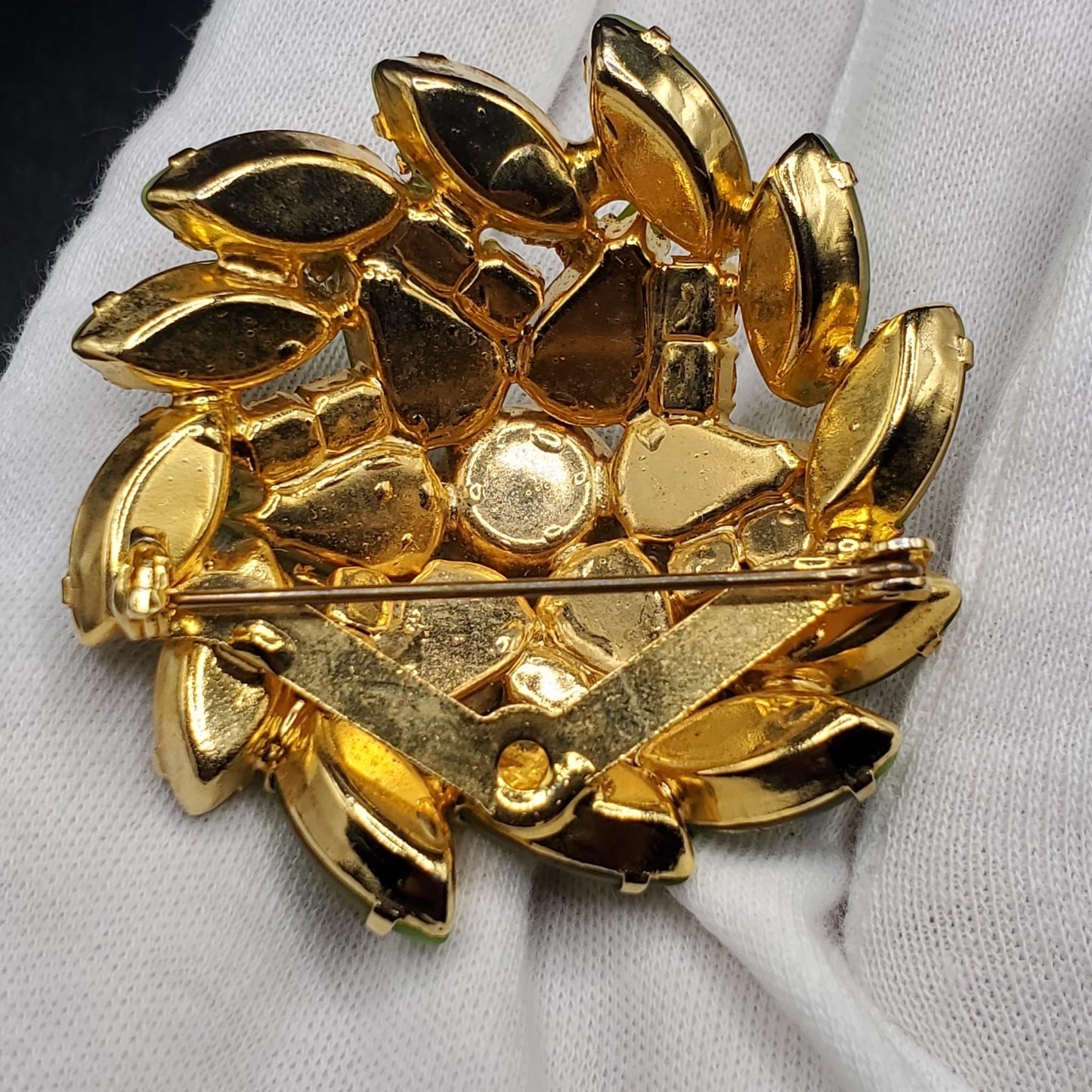 Vintage Lime Green Cabochon Rhinestone 3D Gold Tone Pin Brooch