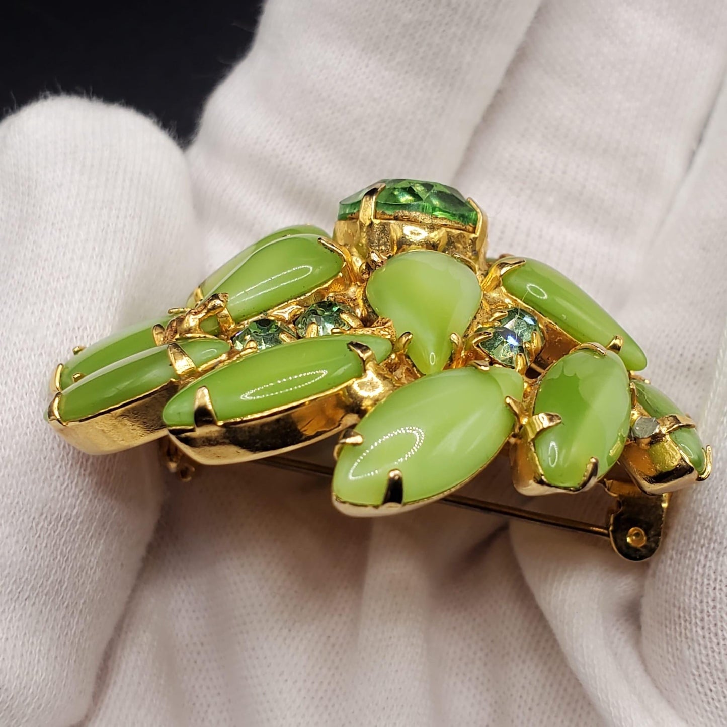 Vintage Lime Green Cabochon Rhinestone 3D Gold Tone Pin Brooch