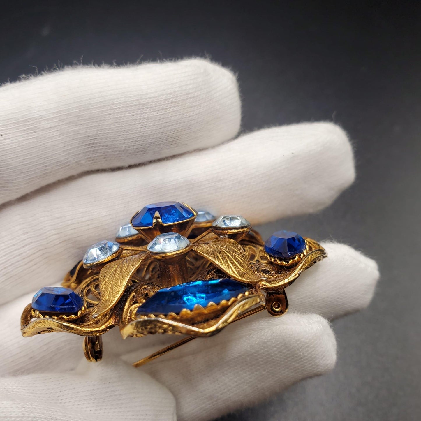 Vintage 3D Blue Rhinestones Gold Tone Filigree Brooch Pin Beautiful Statement Piece